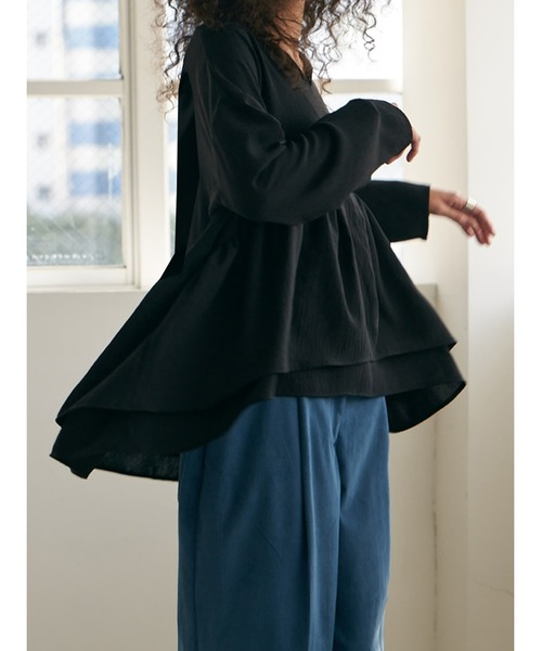 Brown&Street(ブラウンアンドストリート)の「落ち感キーネックペプラムトップス(シャツ/ブラウス・レディース・ブラック/オリーブ・FREE)」の21枚目の写真