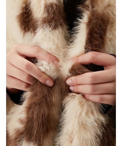 Mila Owen(ミラオーウェン)の「マルチマテリアルノーカラーファーコート(ノーカラーコート・レディース・ブラウン/ベージュ/マルチ・F)」の13枚目の写真