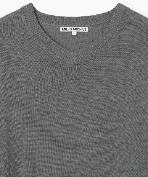 Millo Archive（ミロ アーカイブ）の「クロップVネックニット[チャコール]（ニット/セーター・メンズ・その他・MEDIUM/LARGE/X-LARGE）」の2枚目の写真