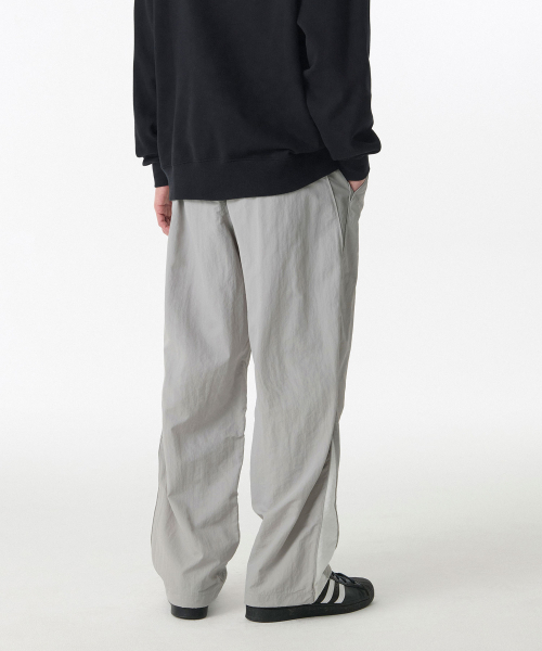 MUSINSA STANDARD（ムシンサスタンダード）の「ワイドレトロトラックパンツ[ライトグレー]（スウェットパンツ・メンズ・その他・SMALL/MEDIUM/LARGE/X-LARGE/XX-LARGE）」の2枚目の写真