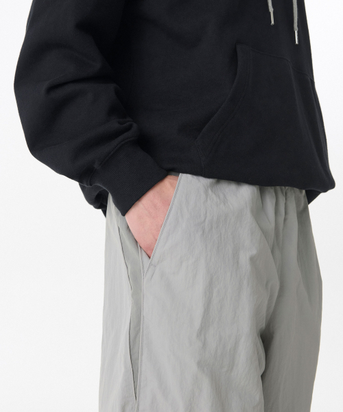 MUSINSA STANDARD（ムシンサスタンダード）の「ワイドレトロトラックパンツ[ライトグレー]（スウェットパンツ・メンズ・その他・SMALL/MEDIUM/LARGE/X-LARGE/XX-LARGE）」の4枚目の写真