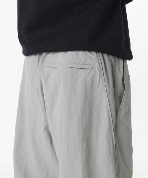 MUSINSA STANDARD（ムシンサスタンダード）の「ワイドレトロトラックパンツ[ライトグレー]（スウェットパンツ・メンズ・その他・SMALL/MEDIUM/LARGE/X-LARGE/XX-LARGE）」の5枚目の写真