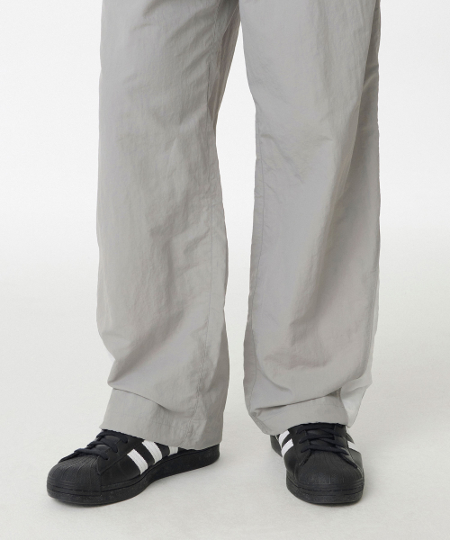 MUSINSA STANDARD（ムシンサスタンダード）の「ワイドレトロトラックパンツ[ライトグレー]（スウェットパンツ・メンズ・その他・SMALL/MEDIUM/LARGE/X-LARGE/XX-LARGE）」の7枚目の写真