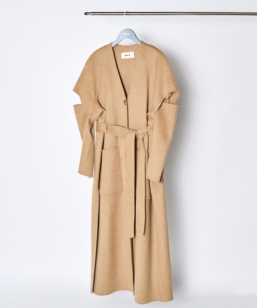 RUMCHE(ラムシェ)の「Cutout Shoulder River Coat / カットアウトショルダーリバーコート(その他アウター・レディース・ブラック/ベージュ・FREE)」の1枚目の写真