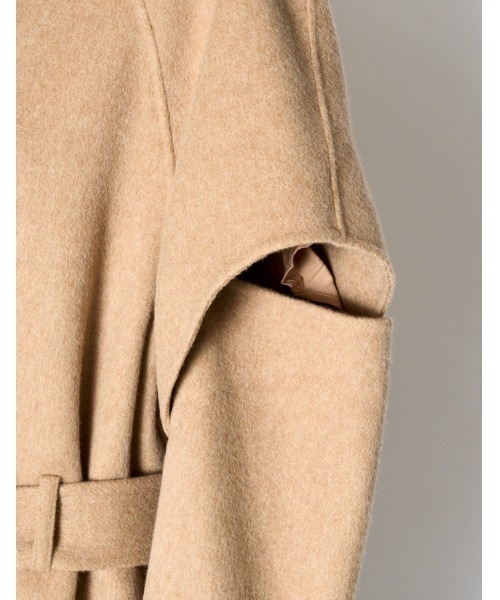 RUMCHE(ラムシェ)の「Cutout Shoulder River Coat / カットアウトショルダーリバーコート(その他アウター・レディース・ブラック/ベージュ・FREE)」の17枚目の写真
