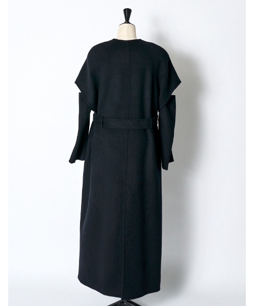 RUMCHE(ラムシェ)の「Cutout Shoulder River Coat / カットアウトショルダーリバーコート(その他アウター・レディース・ブラック/ベージュ・FREE)」の10枚目の写真
