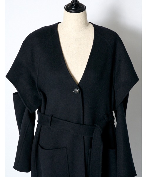 RUMCHE(ラムシェ)の「Cutout Shoulder River Coat / カットアウトショルダーリバーコート(その他アウター・レディース・ブラック/ベージュ・FREE)」の8枚目の写真