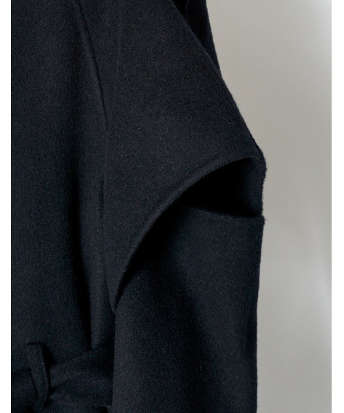 RUMCHE(ラムシェ)の「Cutout Shoulder River Coat / カットアウトショルダーリバーコート(その他アウター・レディース・ブラック/ベージュ・FREE)」の7枚目の写真