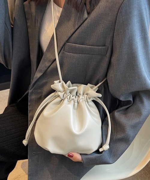 ReRe(リリ)の「ミニマルデザインPUレザー巾着バッグ(ショルダーバッグ・レディース・ホワイト/ライトブラウン/ブラック・FREE)」の1枚目の写真