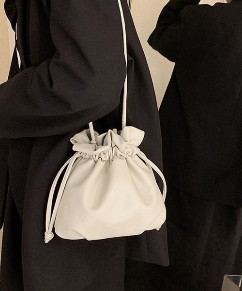 ReRe(リリ)の「ミニマルデザインPUレザー巾着バッグ(ショルダーバッグ・レディース・ホワイト/ライトブラウン/ブラック・FREE)」の4枚目の写真