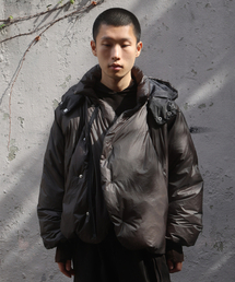 EYC（インヤン）の「CURVED GOOSE DOWN JACKET(Khaki Charcoal)（ダウンジャケット/コート）」