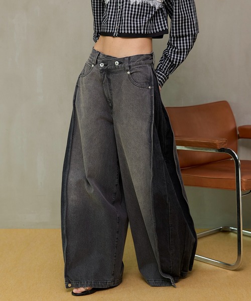 MAISON SPECIAL(メゾンスペシャル)の「【PRE-ORDER】Side-Tuck Cocoon Denim Pants/サイドタックコクーンデニムパンツ(デニムパンツ・レディース・ネイビー/ブルー/ブラック・38/36/34)」の2枚目の写真