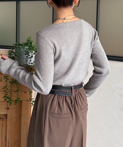 Thevon(ゼボン)の「ドレープネックリブニットプルオーバー(ニット/セーター・レディース・アイボリー/グレー/グリーン・FREE)」の15枚目の写真