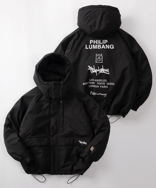 Philip Lumbang（フィリップランバン）の「【75】【Philip Lumbang/フィリップ・ランバン】2WAY ロゴアートデザイン 中綿 フードジャケット/ワンポイント刺繍/ドローコード/防風/2025AW新ブランド（ダウンジャケット/コート・メンズ・ブラック/チャコールグレー/ブラウン・M/L/XL）」の2枚目の写真