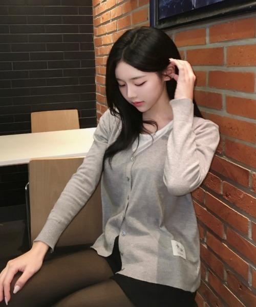 COIRIS_（コイリス）の「◇COIRIS◇ブランド直輸入正規品/ロエン Vネックカーディガン ROEN V-NECK CARDIGAN（カーディガン/ボレロ・レディース・グレー/ブラック・FREE）」の6枚目の写真