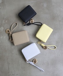 MIAN （ミアン）の「BLUEBELL / 牛革ストラップ付きラウンドファスナー二つ折り財布【詳細動画あり】（財布）」