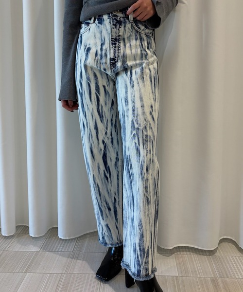 Ameri（アメリ）の「HAND BLEACH LOOSE DENIM（デニムパンツ・レディース・ブルー/ブラック・24inch/25inch/26inch）」の2枚目の写真