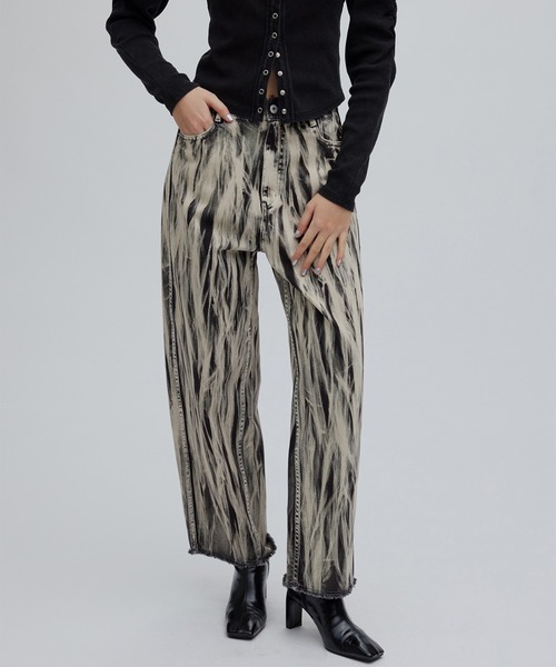 Ameri（アメリ）の「HAND BLEACH LOOSE DENIM（デニムパンツ・レディース・ブルー/ブラック・24inch/25inch/26inch）」の3枚目の写真