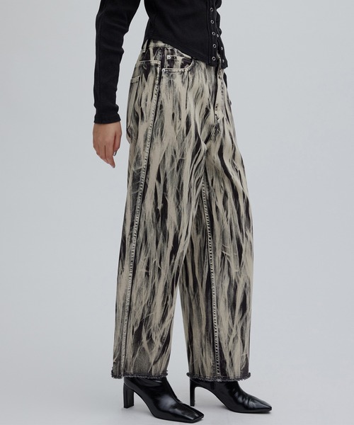 Ameri（アメリ）の「HAND BLEACH LOOSE DENIM（デニムパンツ・レディース・ブルー/ブラック・24inch/25inch/26inch）」の5枚目の写真