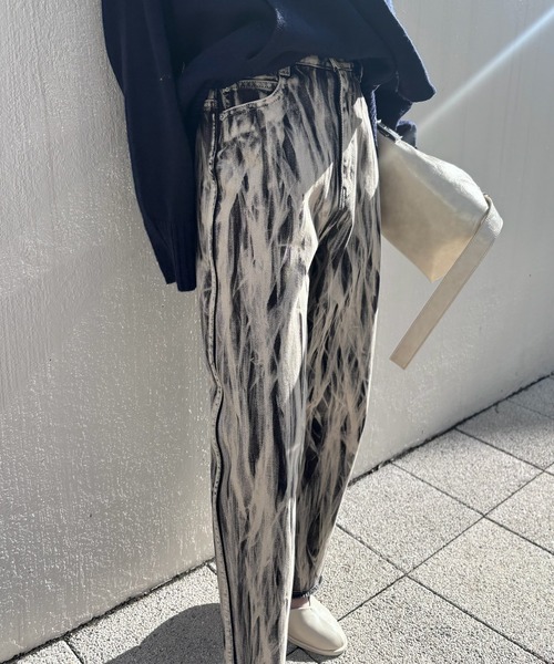 Ameri（アメリ）の「HAND BLEACH LOOSE DENIM（デニムパンツ・レディース・ブルー/ブラック・24inch/25inch/26inch）」の9枚目の写真