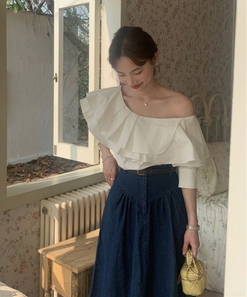 Ritzy(リッツィー)の「オフショルダーボリューム フリル トップス(シャツ/ブラウス・レディース・ホワイト・M/L)」の1枚目の写真