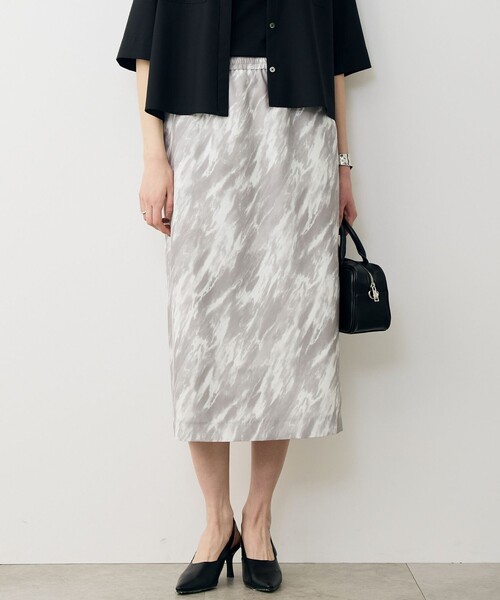 ICB(アイシービー)の「FluidBackSatin ナロースカート(スカート・レディース・ライトグレー系7/ブラック系/グレー系・4/2/6)」の2枚目の写真