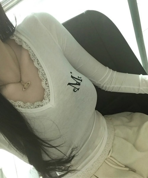 MUCENT(ムセント)の「◇MUCENT◇ブランド直輸入正規品/SUNNIOR LACE V-NECK LONG SLEEVE T サニアレースVネック長袖Tシャツ(Tシャツ/カットソー・レディース・ブラック/グレー/ホワイト・FREE)」の6枚目の写真