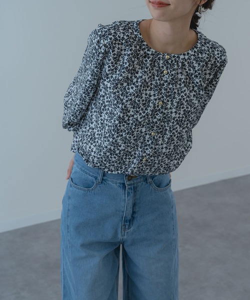 ANNA LUNA(アンナルナ)の「【ANNA LUNA】大人フェミニン に着映える 小花柄 ブラウス(シャツ/ブラウス・レディース・オフホワイト/ブラック・MEDIUM)」の3枚目の写真