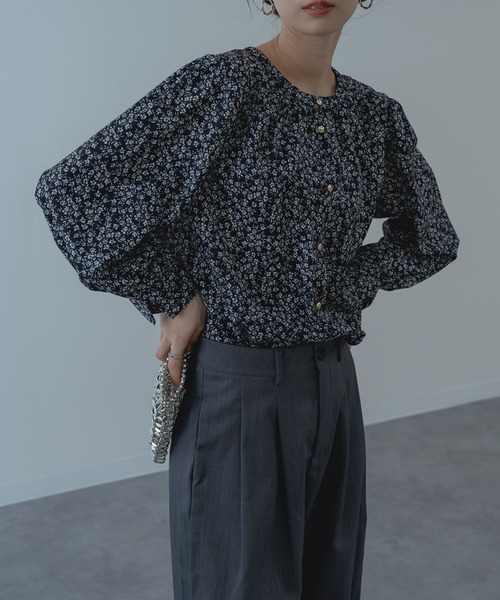 ANNA LUNA(アンナルナ)の「【ANNA LUNA】大人フェミニン に着映える 小花柄 ブラウス(シャツ/ブラウス・レディース・オフホワイト/ブラック・MEDIUM)」の7枚目の写真