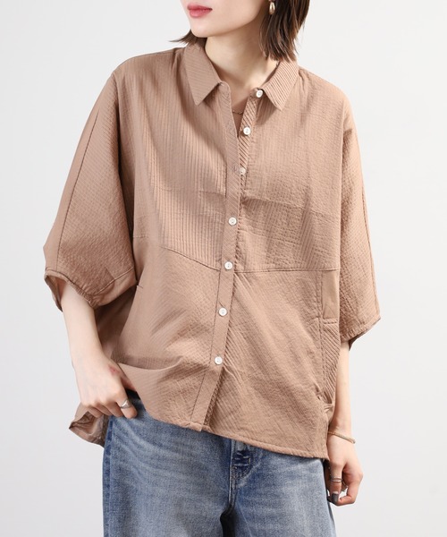 OMNES(オムネス)の「コットンキャンブリックタックドルマンシャツ 半袖(シャツ/ブラウス・レディース・チャコール/キャメル/ラベンダー/ホワイト/ベージュ・FREE)」の2枚目の写真