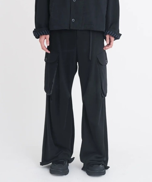 Tamme(タム)の「【TAMME/タム】OVER CARGO SWEAT PANTS(カーゴパンツ・メンズ・ブラック/グレー・1/2)」の2枚目の写真