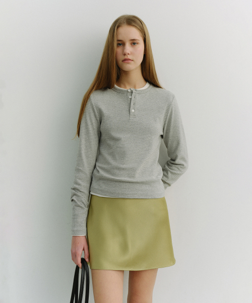 DUNST(ダンスト)の「UNISEX HENLEY-NECK T-SHIRT_UDTS6A109_GREY STRIPE(Tシャツ/カットソー・レディース・ストライプ・X-SMALL/SMALL/LARGE/X-LARGE/MEDIUM)」の1枚目の写真