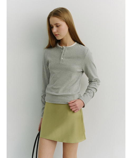 DUNST(ダンスト)の「UNISEX HENLEY-NECK T-SHIRT_UDTS6A109_GREY STRIPE(Tシャツ/カットソー・レディース・ストライプ・X-SMALL/SMALL/LARGE/X-LARGE/MEDIUM)」の2枚目の写真