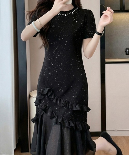 LUCPY(ラクピー)の「パールネックラメフリルヘムワンピース(ワンピース・レディース・ブラック・XX-LARGE/X-LARGE/LARGE/MEDIUM)」の3枚目の写真