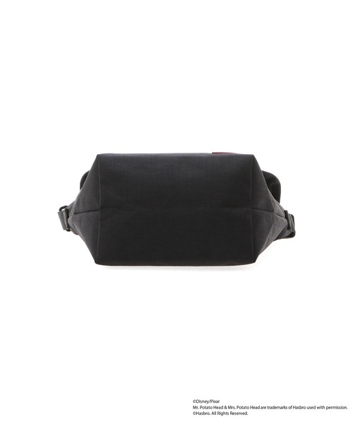 Manhattan Portage（マンハッタンポーテージ）の「Nylon Messenger Bag (XS) FZP MGNT / TOY STORY MR AND MRS POTATO HEAD（メッセンジャーバッグ・レディース・ブラック・X-SMALL）」の5枚目の写真