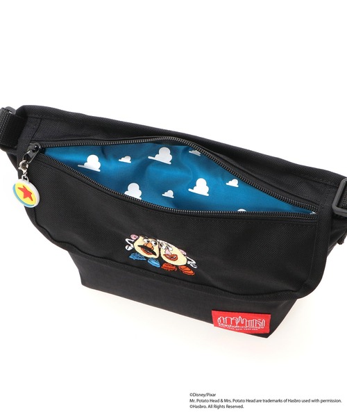 Manhattan Portage（マンハッタンポーテージ）の「Nylon Messenger Bag (XS) FZP MGNT / TOY STORY MR AND MRS POTATO HEAD（メッセンジャーバッグ・レディース・ブラック・X-SMALL）」の7枚目の写真