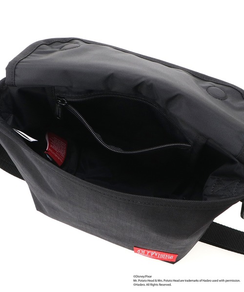 Manhattan Portage（マンハッタンポーテージ）の「Nylon Messenger Bag (XS) FZP MGNT / TOY STORY MR AND MRS POTATO HEAD（メッセンジャーバッグ・レディース・ブラック・X-SMALL）」の8枚目の写真
