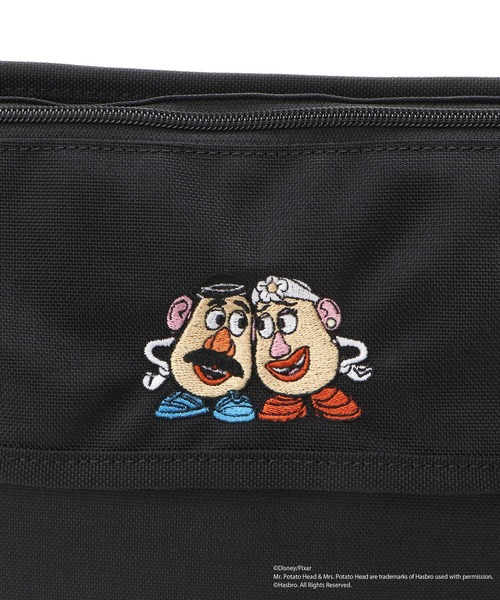 Manhattan Portage（マンハッタンポーテージ）の「Nylon Messenger Bag (XS) FZP MGNT / TOY STORY MR AND MRS POTATO HEAD（メッセンジャーバッグ・レディース・ブラック・X-SMALL）」の11枚目の写真