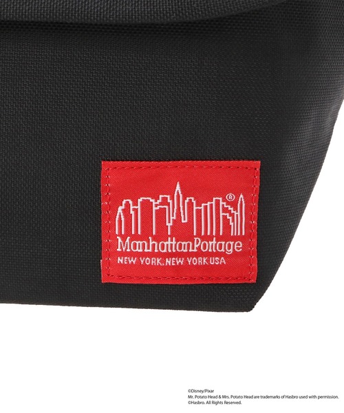 Manhattan Portage（マンハッタンポーテージ）の「Nylon Messenger Bag (XS) FZP MGNT / TOY STORY MR AND MRS POTATO HEAD（メッセンジャーバッグ・レディース・ブラック・X-SMALL）」の12枚目の写真