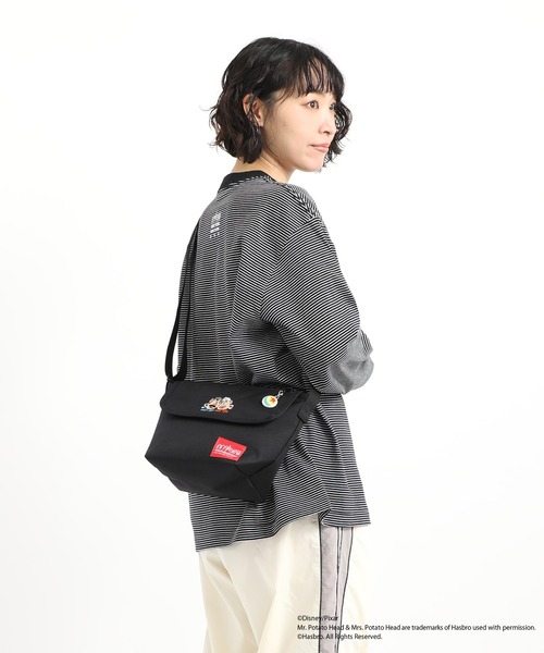 Manhattan Portage（マンハッタンポーテージ）の「Nylon Messenger Bag (XS) FZP MGNT / TOY STORY MR AND MRS POTATO HEAD（メッセンジャーバッグ・レディース・ブラック・X-SMALL）」の13枚目の写真