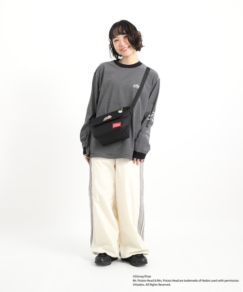 Manhattan Portage（マンハッタンポーテージ）の「Nylon Messenger Bag (XS) FZP MGNT / TOY STORY MR AND MRS POTATO HEAD（メッセンジャーバッグ・レディース・ブラック・X-SMALL）」の14枚目の写真