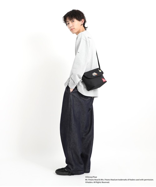 Manhattan Portage（マンハッタンポーテージ）の「Nylon Messenger Bag (XS) FZP MGNT / TOY STORY MR AND MRS POTATO HEAD（メッセンジャーバッグ・レディース・ブラック・X-SMALL）」の16枚目の写真