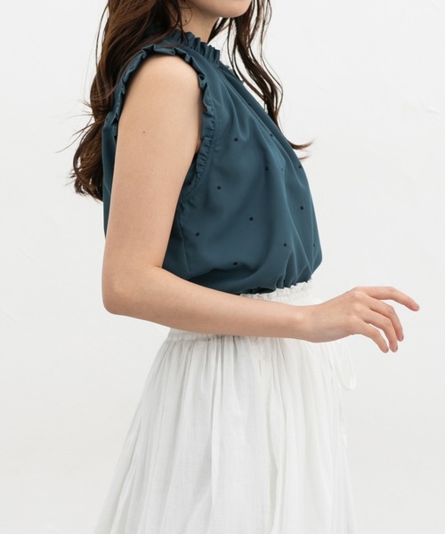 Honeys(ハニーズ)の「ドット刺繍フリルブラウス(シャツ/ブラウス・レディース・ベージュ/グリーン/ネイビー/アイボリー・L/LL/M/S)」の3枚目の写真