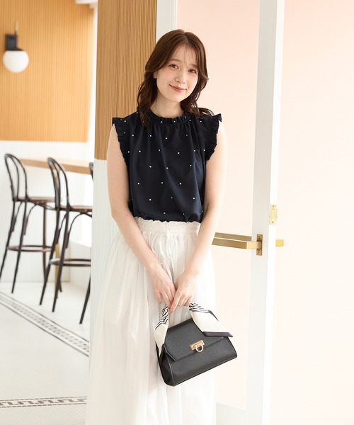 Honeys(ハニーズ)の「ドット刺繍フリルブラウス(シャツ/ブラウス・レディース・ベージュ/グリーン/ネイビー/アイボリー・L/LL/M/S)」の11枚目の写真