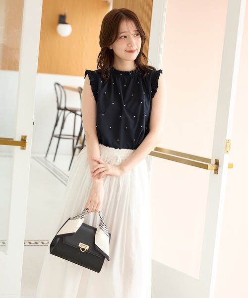 Honeys(ハニーズ)の「ドット刺繍フリルブラウス(シャツ/ブラウス・レディース・ベージュ/グリーン/ネイビー/アイボリー・L/LL/M/S)」の12枚目の写真