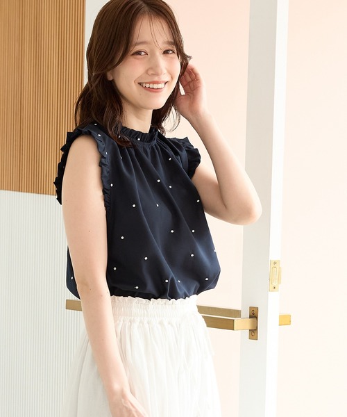 Honeys(ハニーズ)の「ドット刺繍フリルブラウス(シャツ/ブラウス・レディース・ベージュ/グリーン/ネイビー/アイボリー・L/LL/M/S)」の13枚目の写真