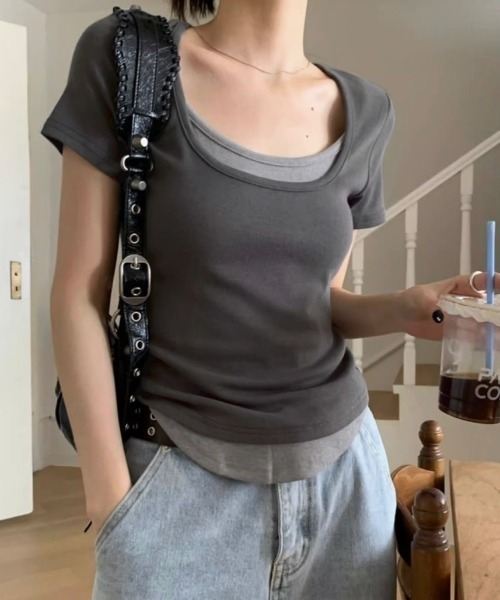 LADY LIKE(レディライク)の「レイヤード風ラウンドネックTシャツ(Tシャツ/カットソー・レディース・ダークグレー/ダークベージュ・M)」の2枚目の写真