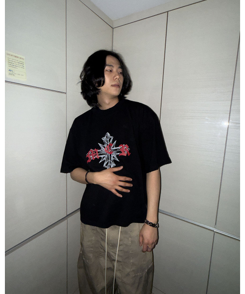 MWOONG(ムン)の「Scarred cross tee BK(Tシャツ/カットソー・レディース・その他・2/1)」の1枚目の写真