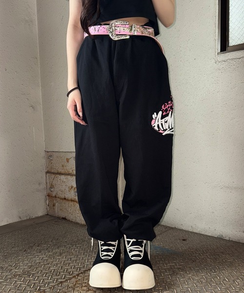 ATMARK(アットマーク)の「《フリーサイズ / UNISEX 》ATMARK クラウンロゴサガラ刺繍スウェットパンツ セットアップ可能(スウェットパンツ・メンズ・ブラック系1/ブラック系3/ホワイト系1/ホワイト系2/ホワイト系3/ブラック系2・FREE)」の1枚目の写真