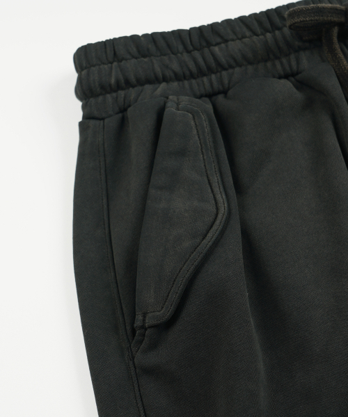 FRIZMWORKS（フリズムワークス）の「SOFT TWO TUCK SWEAT PANTS _ VINTAGE CHARCOAL（スウェットパンツ・メンズ・その他・SMALL/MEDIUM/LARGE/X-LARGE）」の4枚目の写真